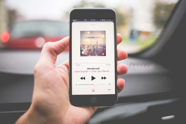 Botón de reproducción aleatoria y de reproducción continua en la app Música en iOS 10 para iPhone y iPad.