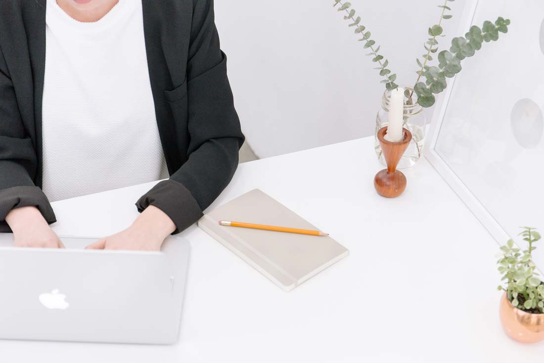 Mujer trabajando con Numbers en MacBook